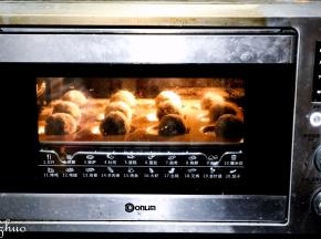 东菱烤箱175度，预热5分钟，中层烘烤25分钟。