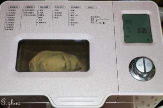 以上配方适用于2份学厨滑盖300g吐司模具用量。
把食材（除黄油外）一同放入东菱面包桶内，启动和面程序10分钟后，再加入黄油，再次启动和面程序15分钟。
