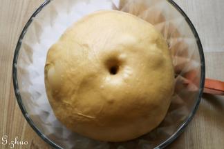 发酵至两倍大，用手指戳洞不回缩，不塌陷发酵即完成。