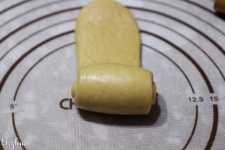 平匀分成两份，每份再分成四小份，擀至长舌状，从一端卷至另一端。一份四个，整形放入吐司盒