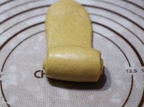 平匀分成两份，每份再分成四小份，擀至长舌状，从一端卷至另一端。一份四个，整形放入吐司盒