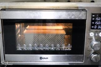 滑上吐司盖，放入东菱烤箱最底层。上下火150度，40分钟。