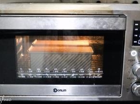 滑上吐司盖，放入东菱烤箱最底层。上下火150度，40分钟。