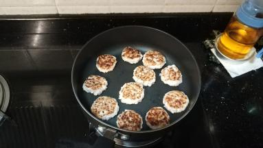 不粘锅里用刷子刷上薄薄一层油，将鱼饼铺在上面，中小火煎至两面金黄即可