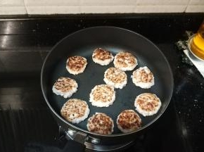 不粘锅里用刷子刷上薄薄一层油，将鱼饼铺在上面，中小火煎至两面金黄即可