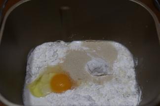 以上配方能做出四个软欧，把中种面团配料放进东菱面包桶，启动面包机和面程序15分钟。