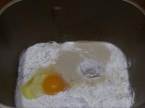 以上配方能做出四个软欧，把中种面团配料放进东菱面包桶，启动面包机和面程序15分钟。