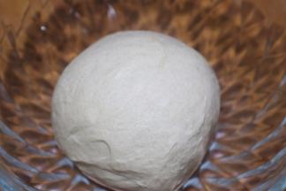 揉出光滑不沾手面团，盖上保鲜膜，放入冰箱冷藏一晚。