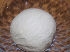 揉出光滑不沾手面团，盖上保鲜膜，放入冰箱冷藏一晚。