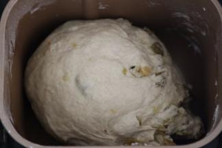 待10钟后倒入黄油和大金提，再次启动揉面程序15分钟，让面团更有风味。