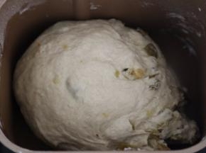 待10钟后倒入黄油和大金提，再次启动揉面程序15分钟，让面团更有风味。