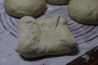 揉匀取出分成四等份，放入学厨得型钢金盘中，提起面团向中间折叠，20分钟折叠一次，折2次即可。