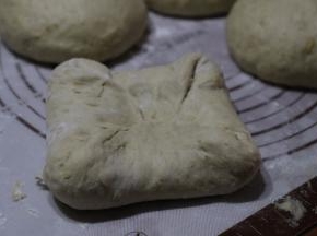 揉匀取出分成四等份，放入学厨得型钢金盘中，提起面团向中间折叠，20分钟折叠一次，折2次即可。