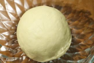 以上配方适用于学厨10寸玫瑰花型不粘中空模具一份的用量。
中种食材一同放入东菱面包机启动和面程序15分钟。
