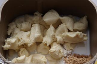 取出中种面图，切成小块，与主面团材料混合，除黄油，干果外。启动各面程序15分钟