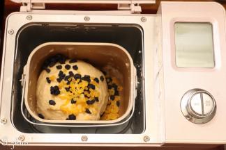 待面揉匀后加入黄油，和干果（葡萄干，芒果干等……）再次启动面包机和面10分钟。