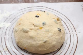 待面团揉好后取出静至5分钟。（看着就想吃）