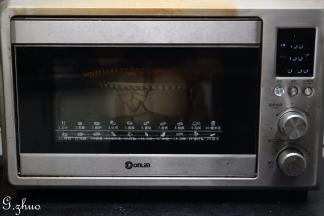 放入东菱烤箱最底层，上下火150度，40分钟。