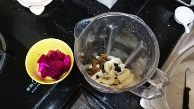 香蕉要先切片冷冻过；火龙果切块