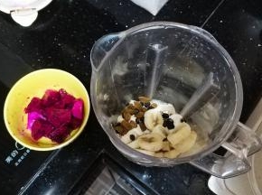 香蕉要先切片冷冻过；火龙果切块