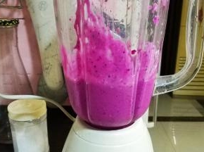 搅拌机打至顺滑的果昔