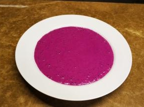 将搅拌好的果昔倒入碗里