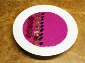 准备好装饰搭配的食物：奇亚籽、核桃、莓果、干果、水果等按自己喜好洒上去