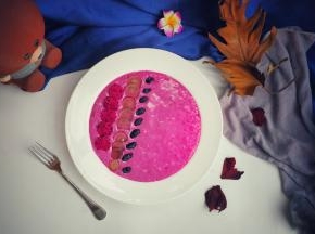 冰冻过后口感更像冰淇淋，配上一个面包就是一份轻食午餐了！