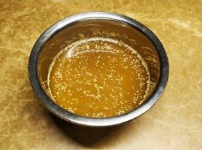 藜麦清洗3次，然后倒入清水浸泡2小时