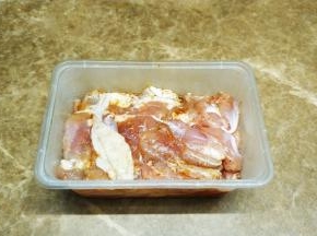 将鸡腿清洗干净，用厨房纸擦干表面的水份，鸡腿放入碗中，倒入调味料搅拌均匀，腌30分钟入味