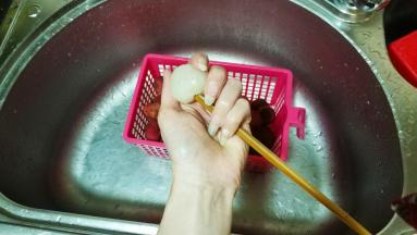 快速去核方法：如图，筷子粗的一头从荔枝头往下一顶