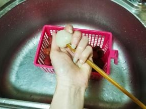 快速去核方法：如图，筷子粗的一头从荔枝头往下一顶