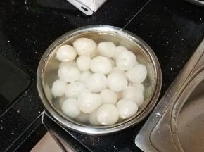 盆里放入3克盐加入一半水，将剥壳清洗干净的荔枝浸泡20分钟