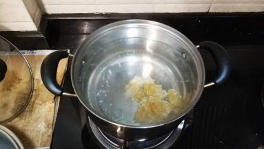 锅里放入足量水，水开后放入冰糖