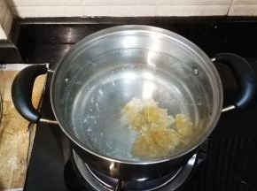 锅里放入足量水，水开后放入冰糖