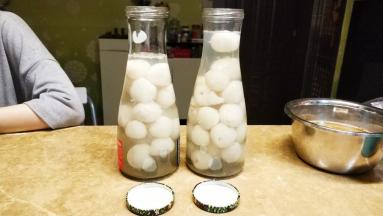 将入容器量晾凉后放冰箱冷藏，一周内要喝完
