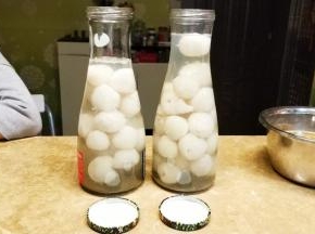 将入容器量晾凉后放冰箱冷藏，一周内要喝完