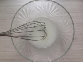 蛋清和蛋黄分别装在两个无水无油盆里。水和玉米油倒入盆里，用蛋抽搅拌1分钟左右，乳化好，没有出现水油分离