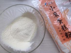 将面粉过筛进去