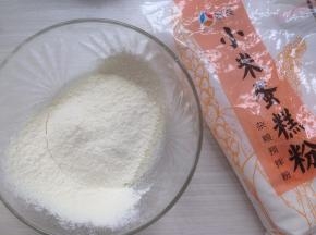 将面粉过筛进去