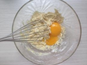 拌几下，不见干粉，就将蛋黄倒入