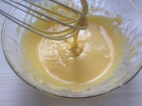 划Z字拌，呈有流动性的蛋黄糊