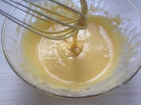 划Z字拌，呈有流动性的蛋黄糊