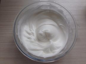 蛋清里分三次加入细砂糖，用电动打蛋器打至偏干性发泡