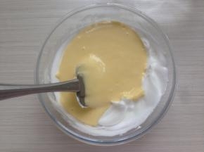 拌好的第6步倒入剩余的蛋白霜里