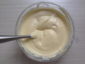 用同样的手法拌均匀，成细腻的蛋糕糊