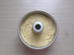 倒入6寸活底中空模里，在桌面上震几下，震出气泡