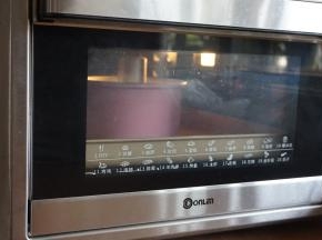 放入已经提前预热好的东菱K40C烤箱下层，烘烤35分钟左右（温度要根据自家烤箱脾气而定）