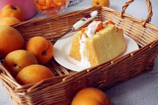 烘烤结束，将蛋糕取出，倒扣，待放凉后才脱模，切成6等份，每一份在上面切一刀，不切断，勺一些自制的浓稠酸奶，摆上切好的水果