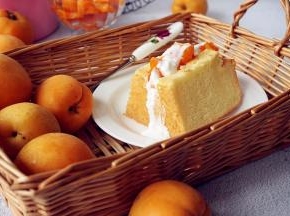 烘烤结束，将蛋糕取出，倒扣，待放凉后才脱模，切成6等份，每一份在上面切一刀，不切断，勺一些自制的浓稠酸奶，摆上切好的水果